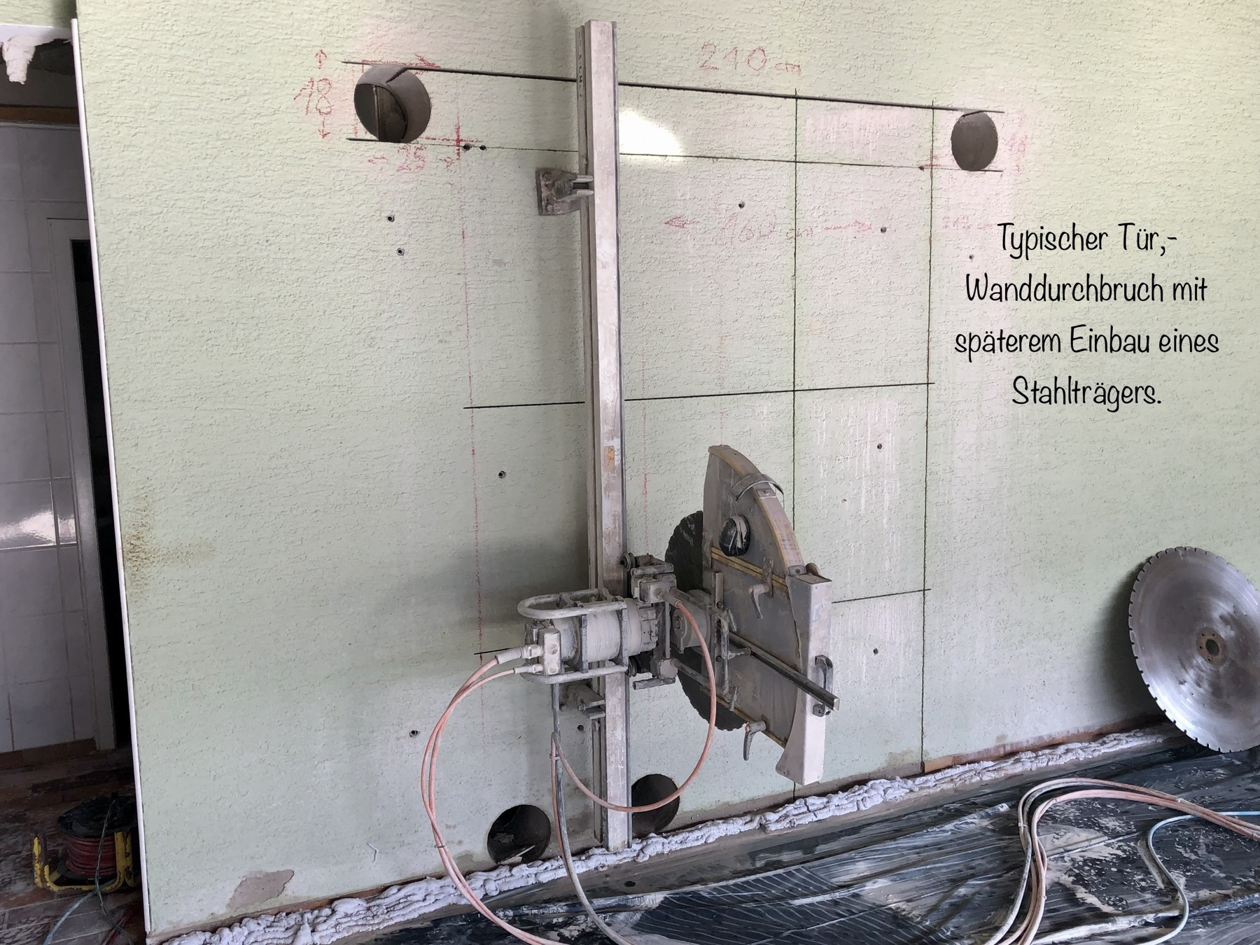 Schienengeführte Wandsäge bei einer Türöffnung