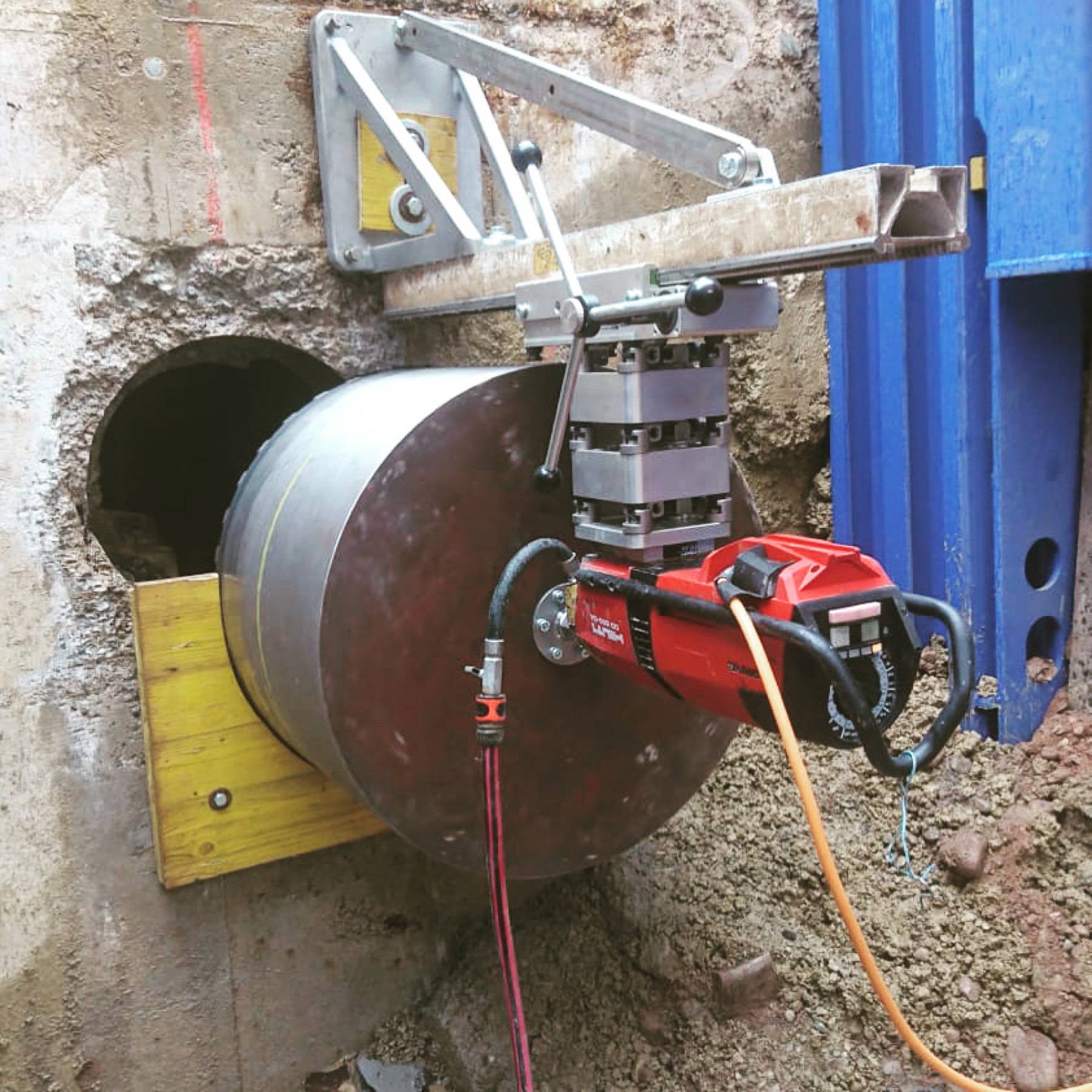 Großbohrung Ø 750 mm in Stahlbeton mit Bohrmotor auf Bohrständer