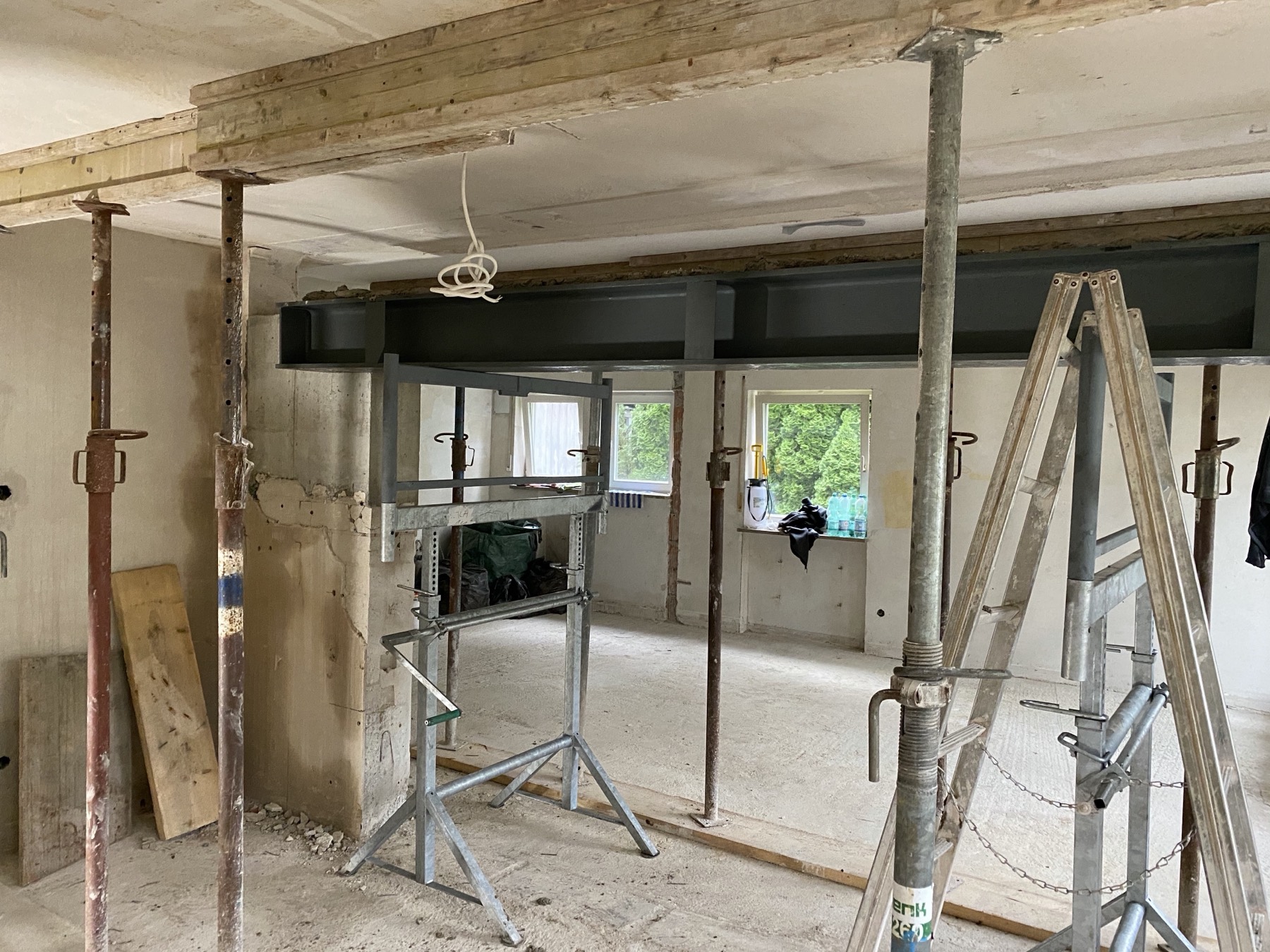 Raumvergrößerung durch Wandrückbau mit Stahlträgern