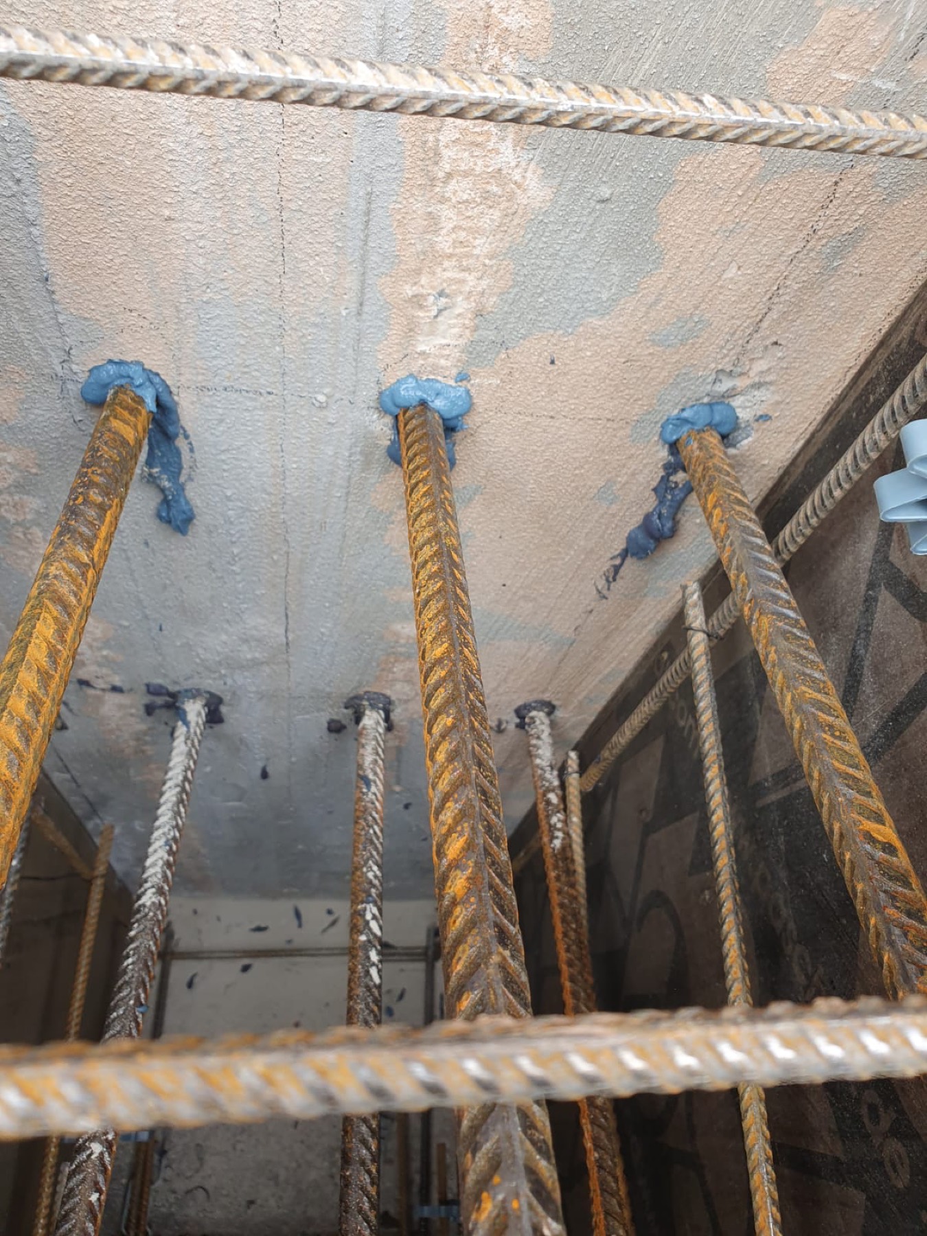 HILTI HIT Anschlussbewehrung: nachträglich eingeklebte Bewehrungseisen in einer Betondecke
