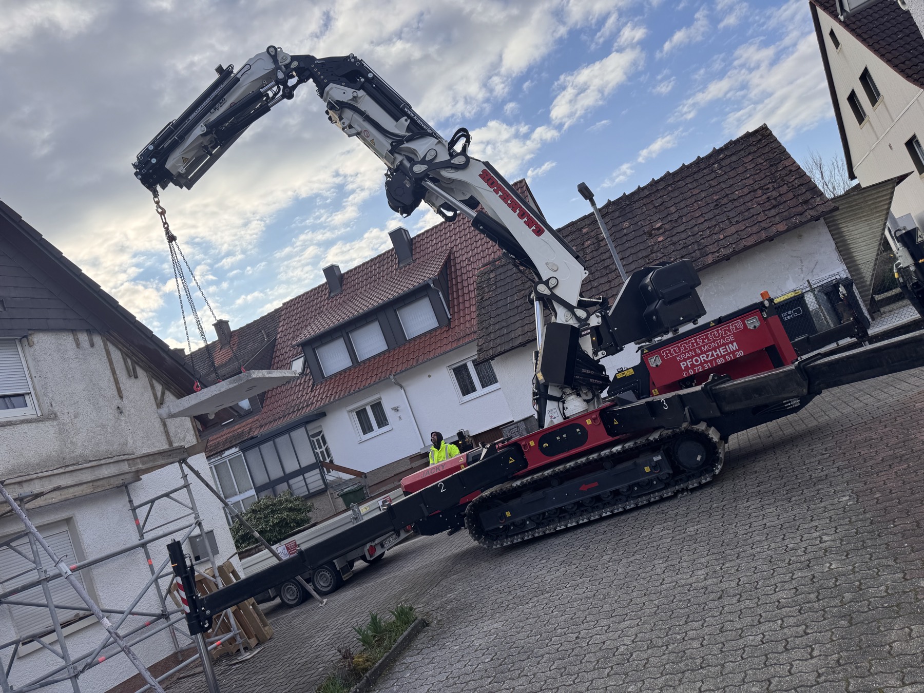 Kontrolliertes Abheben eines Betonbauteils mit dem Raupenkran
